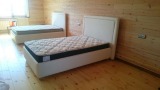 Кровать интерьерная с деревянными ножками
